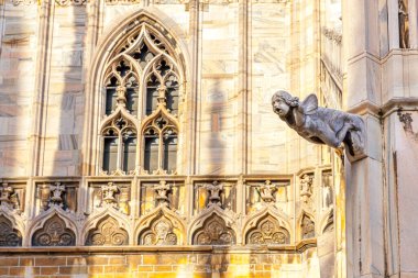Milano Katedrali Duomo di Milano 'nun çatısında Gotik kuleler ve beyaz mermer heykeller var. Milano, Lombardia, İtalya 'daki bir numaralı turistik ilgi merkezi. Eski Gotik mimari ve sanatın geniş açı görüntüsü