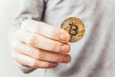 Şifreli altın bitcoin parayı tutan adam. İnternet bankacılığı ve uluslararası ağ ödemeleri için elektronik sanal para. Şifreli sanal para biriminin sembolü. Madencilik kavramı