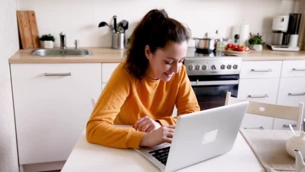 Mobiles Büro Hause Junge Frau Die Hause Der Küche Sitzt — Stockvideo