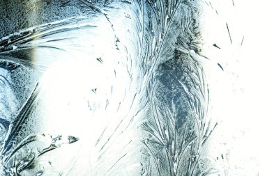 Donmuş kış penceresi, parlak buz desenli. Noel mucizesi sembolü, soyut arka plan. Kuzey sıcaklığı aşırı düşük, buz gibi camlarda doğal kar, açık havada serin kış havası