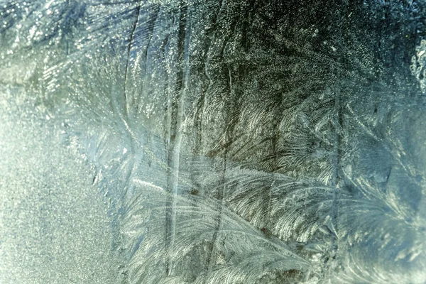 Gefrorenes Winterfenster Mit Glänzender Eisfrosch Struktur Weihnachtswunder Symbol Abstrakter Hintergrund — Stockfoto