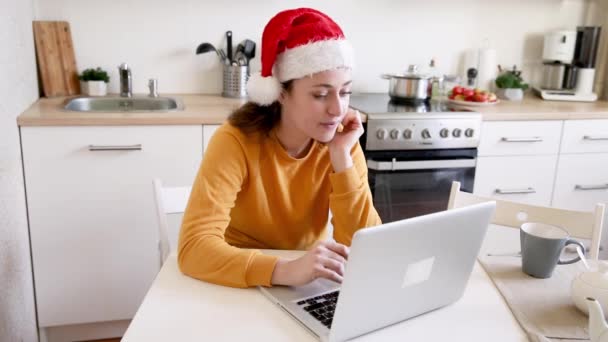 Lächelndes Mädchen Mit Weihnachtsmütze Winkt Familie Webcam Frau Mit Laptop — Stockvideo