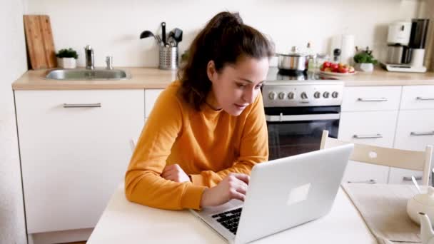Lächelndes Mädchen Winkt Familie Webcam Frau Mit Laptop Bei Einer — Stockvideo