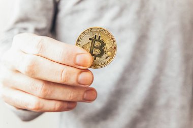 Şifreli altın bitcoin parayı tutan adam. İnternet bankacılığı ve uluslararası ağ ödemeleri için elektronik sanal para. Şifreli sanal para biriminin sembolü. Madencilik kavramı