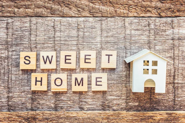 Miniaturowy Domek Napisem Sweet Home Litery Słowo Drewnianym Tle Ubezpieczenie — Zdjęcie stockowe
