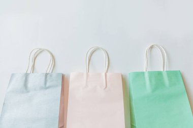 Basit bir tasarım. Beyaz arka planda üç tane izole edilmiş alışveriş çantası. İnternetten ya da alışveriş merkezinden alışveriş konsepti. Kara Cuma Noel sezonu indirimi. Düz görünüm fotokopi alanı maketi