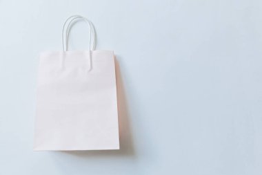 Beyaz arka planda çok az tasarım alışveriş çantası var. İnternetten ya da alışveriş merkezinden alışveriş konsepti. Kara Cuma Noel sezonu indirimi. Düz görünüm fotokopi alanı maketi
