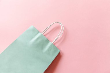 Pembe pastel arka planda izole edilmiş tasarım çantası. İnternetten ya da alışveriş merkezinden alışveriş konsepti. Kara Cuma Noel sezonu indirimi. Düz görünüm fotokopi alanı maketi