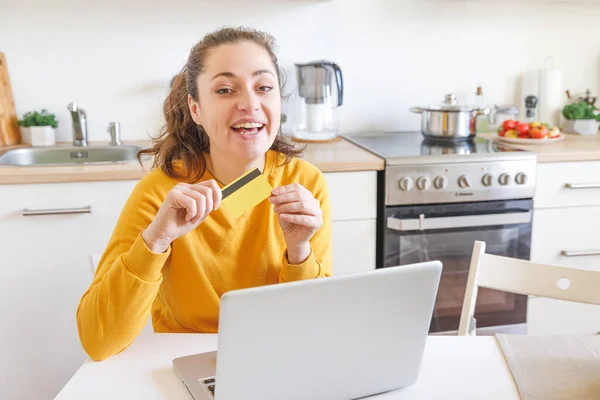 Een Vrouw Die Online Winkelt Betaalt Met Een Gouden Creditcard — Stockfoto