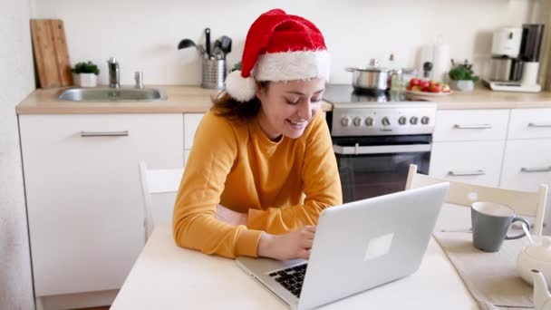 Lächelndes Mädchen Mit Weihnachtsmütze Winkt Familie Webcam Frau Mit Laptop — Stockvideo