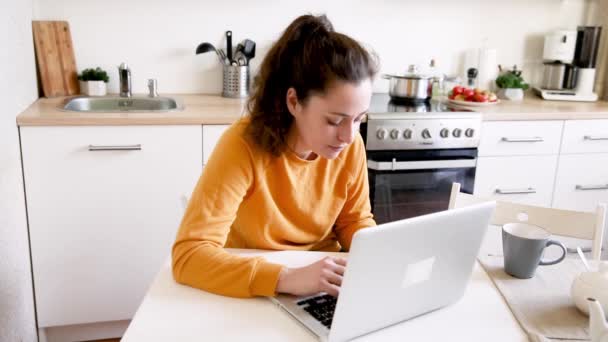 Mobiles Büro Hause Junge Frau Die Hause Der Küche Sitzt — Stockvideo