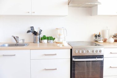 İskandinav klasik minimalist mutfak, beyaz ve ahşap detaylar. Modern beyaz mutfak çağdaş tarz iç tasarım