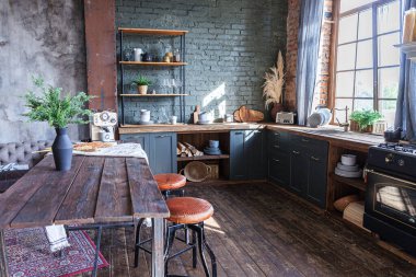 İskandinav klasiği minimalist koyu gri mutfak ve ahşap detaylar. Modern gri mutfak dekorasyonu ve temiz modern iç tasarımı.