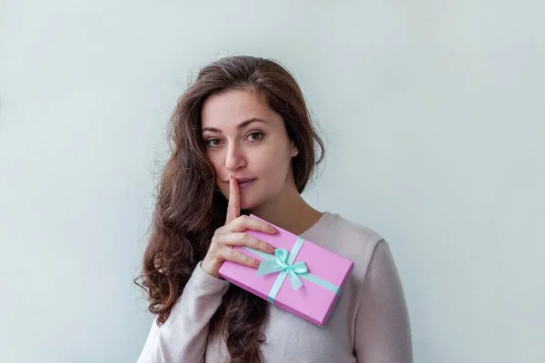 Jeune Femme Positive Tenant Petite Boîte Cadeau Rose Isolé Sur — Photo