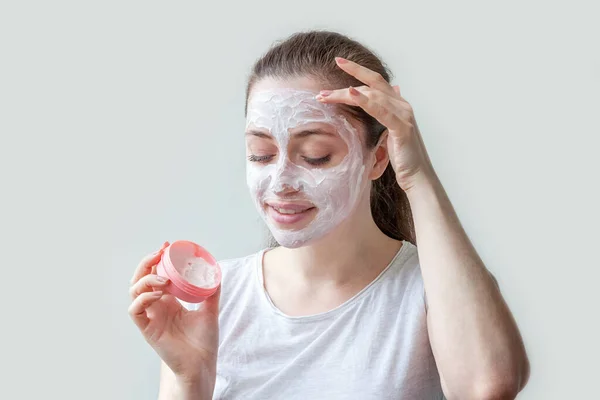 用白色营养面罩或乳霜在被白色背景隔离的脸上刻画最小的美丽肖像年轻女子肖像 Skincare Cleansing Eco Organic Cosmetic Spa Concept — 图库照片