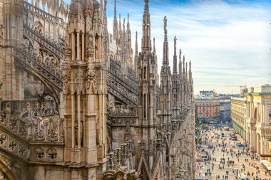 Milano Katedrali Duomo di Milano 'nun çatısında Gotik kuleler ve beyaz mermer heykeller var. Milano, Lombardia, İtalya 'daki bir numaralı turistik ilgi merkezi. Eski Gotik mimari ve sanatın geniş açı görüntüsü