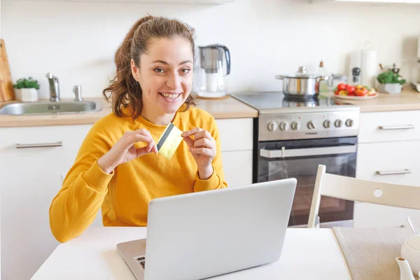 Een Vrouw Die Online Winkelt Betaalt Met Een Gouden Creditcard — Stockfoto