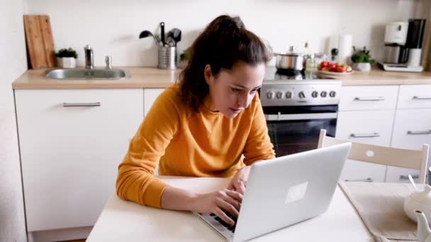 Mobiles Büro Hause Junge Frau Die Hause Der Küche Sitzt — Stockvideo