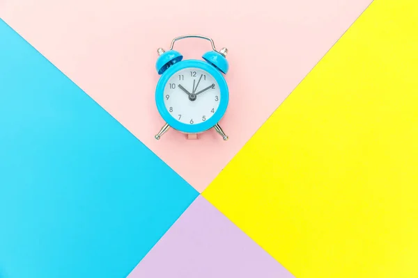 Timbre Doble Campana Reloj Despertador Clásico Aislado Azul Amarillo Pastel — Foto de Stock