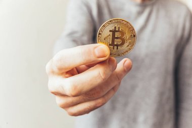 Şifreli altın bitcoin parayı tutan adam. İnternet bankacılığı ve uluslararası ağ ödemeleri için elektronik sanal para. Şifreli sanal para biriminin sembolü. Madencilik kavramı