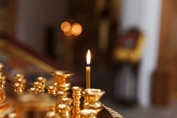 Orthodoxe Kerk Christendom Feestelijke Interieurdecoratie Met Brandende Kaarsen Icoon Traditionele — Stockfoto