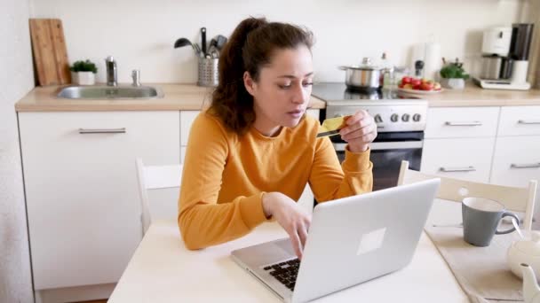 Žena Nakupuje Online Platí Zlatou Kreditní Kartou Mladá Dívka Sedí — Stock video