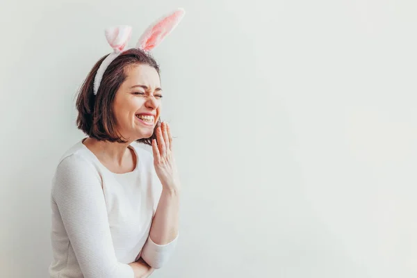 ハッピーイースターのお祝い春のコンセプト 白い背景にウサギの耳を身に着けている若い女性 休日の準備 女の子は幸せそして興奮しているイースターの日に楽しんで — ストック写真