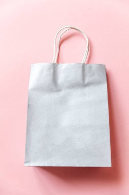 Pembe pastel arka planda izole edilmiş tasarım çantası. İnternetten ya da alışveriş merkezinden alışveriş konsepti. Kara Cuma Noel sezonu indirimi. Düz görünüm fotokopi alanı maketi