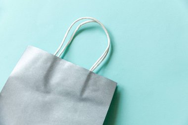 Kısaca mavi pastel arka planda izole edilmiş tasarım alışveriş çantası. İnternetten ya da alışveriş merkezinden alışveriş konsepti. Kara Cuma Noel sezonu indirimi. Düz görünüm fotokopi alanı maketi