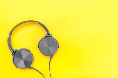 Kulaklıklar, 2021 'in modaya uygun renginde sarı arka planda son derece gri renkte. Düz görünüm kopyalama alanı yatıyordu. 17-5104 13-0647 Müzik konseptinden esinlenilmiştir.