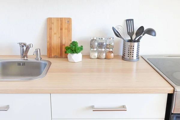 Skandinavia Klasik Minimalistik Dapur Dengan Rincian Putih Dan Kayu Modern — Stok Foto
