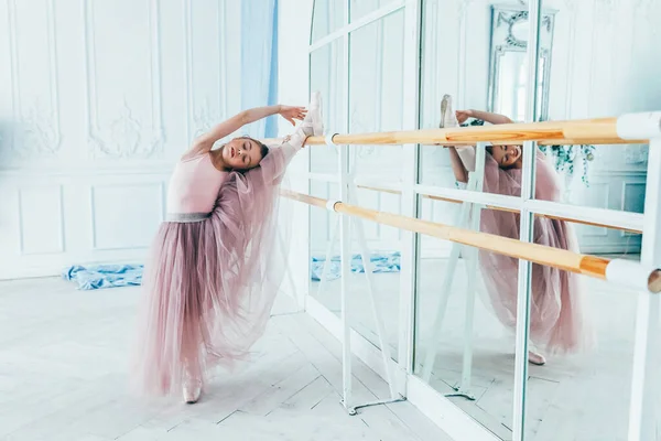 댄서의 수업에 커다란 치마에 아름다운 발레리나 — 스톡 사진