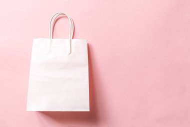 Pembe pastel arka planda izole edilmiş tasarım çantası. İnternetten ya da alışveriş merkezinden alışveriş konsepti. Kara Cuma Noel sezonu indirimi. Düz görünüm fotokopi alanı maketi