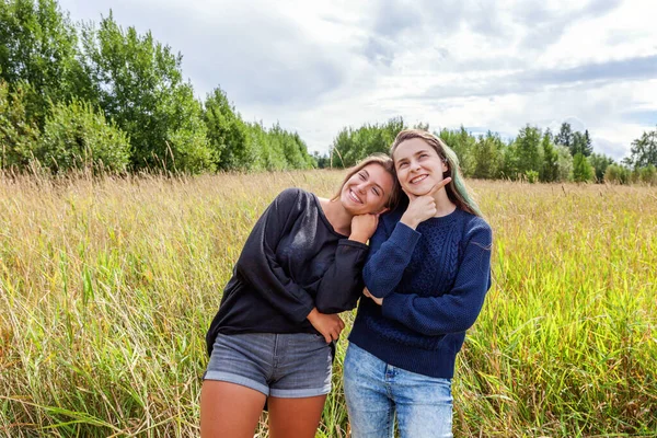 Férias Verão Férias Conceito Pessoas Felizes Grupo Duas Amigas Irmãs — Fotografia de Stock