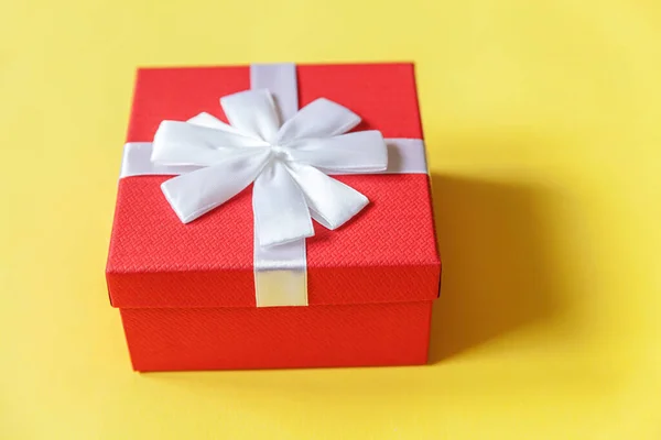 圣诞新年情人节庆祝礼物浪漫的概念 简单的设计红色礼品盒隔离在黄色的彩色背景 平面放置顶视图复制空间 — 图库照片