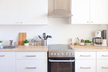 İskandinav klasik minimalist mutfak, beyaz ve ahşap detaylar. Modern beyaz mutfak çağdaş tarz iç tasarım