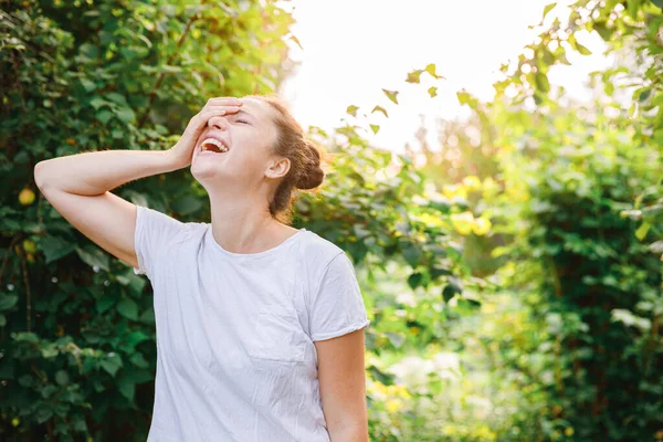 Menina Feliz Sorrindo Livre Mulher Bonita Morena Jovem Com Cabelo — Fotografia de Stock