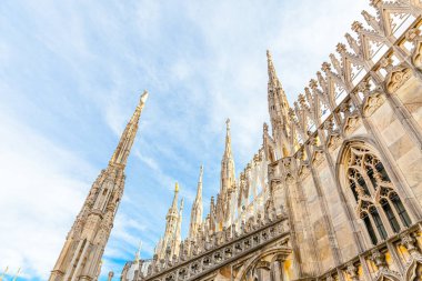 Milano Katedrali Duomo di Milano 'nun çatısında Gotik kuleler ve beyaz mermer heykeller var. Milano, Lombardia, İtalya 'daki bir numaralı turistik ilgi merkezi. Eski Gotik mimari ve sanatın geniş açı görüntüsü.