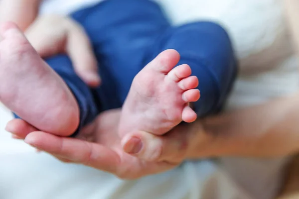 Minik Bebek Erkek Dişi Bebek Ayak Ayak Parmakları Anne Elinin — Stok fotoğraf