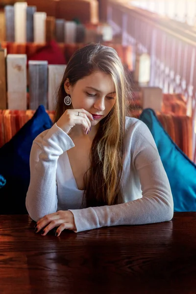 Vacker Tonåring Ung Leende Brunett Flicka Sitter Café Eller Bar — Stockfoto