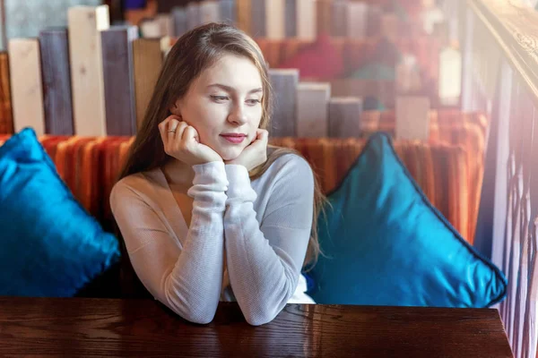 Mooie Tiener Jong Lachend Brunette Meisje Zittend Cafe Bar Aan — Stockfoto