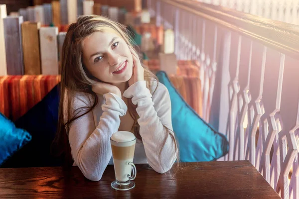 Mooie Tiener Jonge Glimlachende Brunette Meisje Zitten Cafe Bar Het — Stockfoto