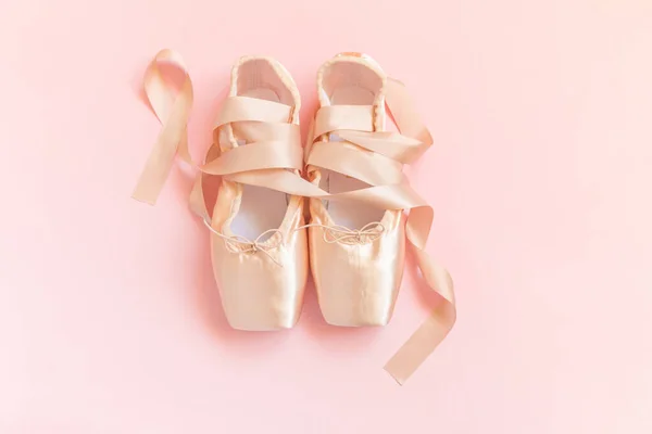 Nuevos Zapatos Ballet Beige Pastel Con Cinta Satén Aislada Sobre — Foto de Stock