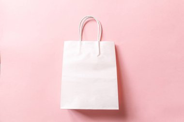 Pembe pastel arka planda izole edilmiş tasarım çantası. İnternetten ya da alışveriş merkezinden alışveriş konsepti. Kara Cuma Noel sezonu indirimi. Düz görünüm fotokopi alanı maketi