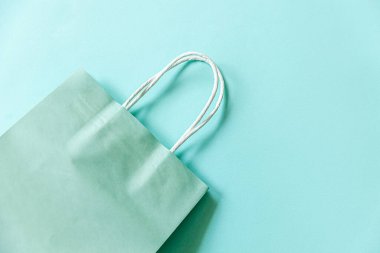 Kısaca mavi pastel arka planda izole edilmiş tasarım alışveriş çantası. İnternetten ya da alışveriş merkezinden alışveriş konsepti. Kara Cuma Noel sezonu indirimi. Düz görünüm fotokopi alanı maketi