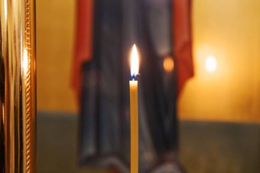 Ortodoks Kilisesi. Hıristiyanlık. Paskalya arifesinde veya Noel 'de geleneksel Ortodoks Kilisesi' nde mum ve ikon yakarak şenlikli iç dekorasyon. Din inancı dua sembolü