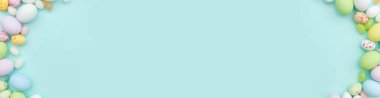 Mutlu Paskalyalar. Tatil için hazırlık. Paskalya çikolatalı yumurtalar ve jöleli şekerler modayı takip eden mavi arka planda izole edilmiş. Basit minimalizm düzlüğü üst görünüm kopyalama alanı pankartıName