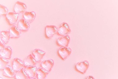 Sevgililer Günü konsepti. Pembe renkli arka planda birçok pembe kalp izole edildi. Sevgililer gününde kartpostal afişi. Aşk kaçamağı aşk evliliği aşk sembolü. Üst görünüm düz kopya alanı