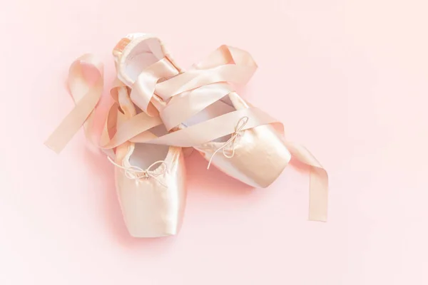 새로운 파스텔 베이지 신발에 분홍색 배경에 분리되어 클래식 신발은 훈련용 — 스톡 사진