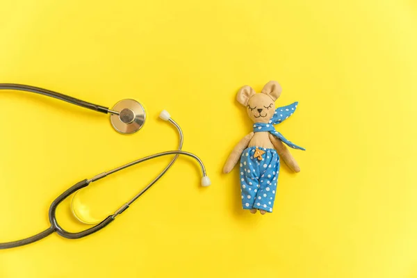 Simpelweg Minimale Ontwerp Speelgoed Beer Medische Apparatuur Stethoscoop Geïsoleerd Gele — Stockfoto